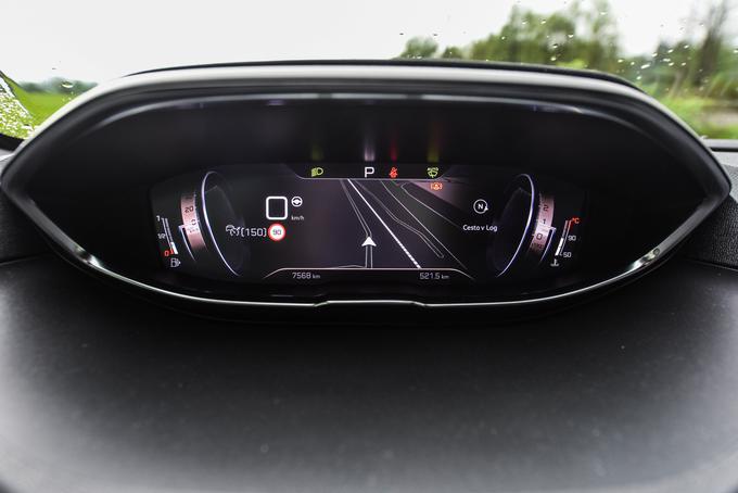 Na levo in desno tretjino merilnika si voznik lahko namesti navigacijo, medijske vsebine, vrtljaje motorja, računalnik, temperaturo in podatke o delovanju motorja, vozniške pripomočke, vzdolžne in bočne pospeške ... | Foto: Gašper Pirman
