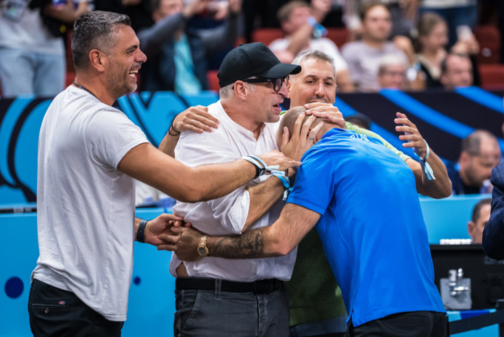 Nekdanji grški košarkarji Papaloukas, Diamantidis in Tsartsaris v objemu s Spanulisom | Foto: FIBA
