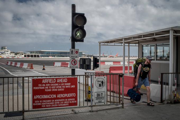 Cesto zaprejo z zapornicami in jo odprejo šele, ko vsa letala pristanejo ali vzletijo. Zaradi vse večje obremenjenosti ceste nastanejo daljše kolone, ki so trn v peti predvsem prebivalcem Gibraltarja. | Foto: Guliverimage/Vladimir Fedorenko