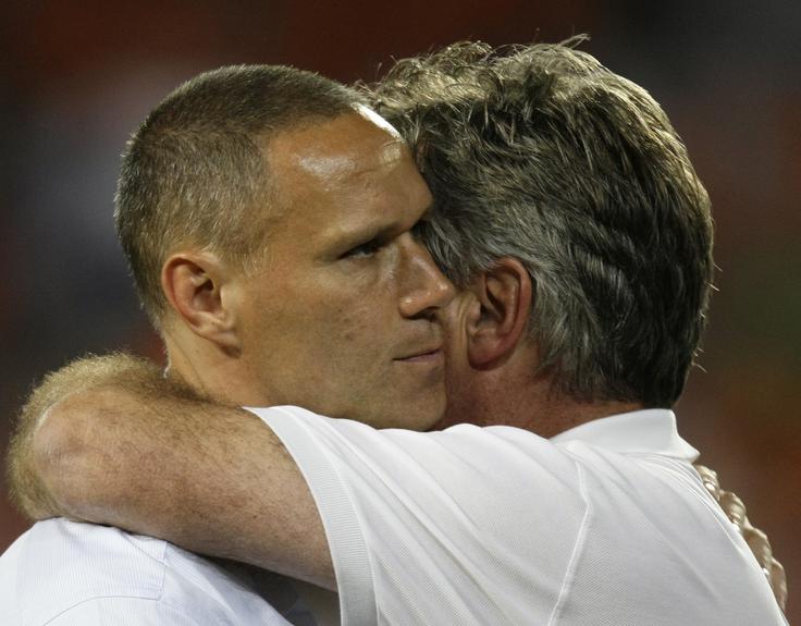 Guus Hiddink je z Rusijo izločil Nizozemsko, nato pa skušal potolažiti selektorja Marca van Bastna. | Foto: 