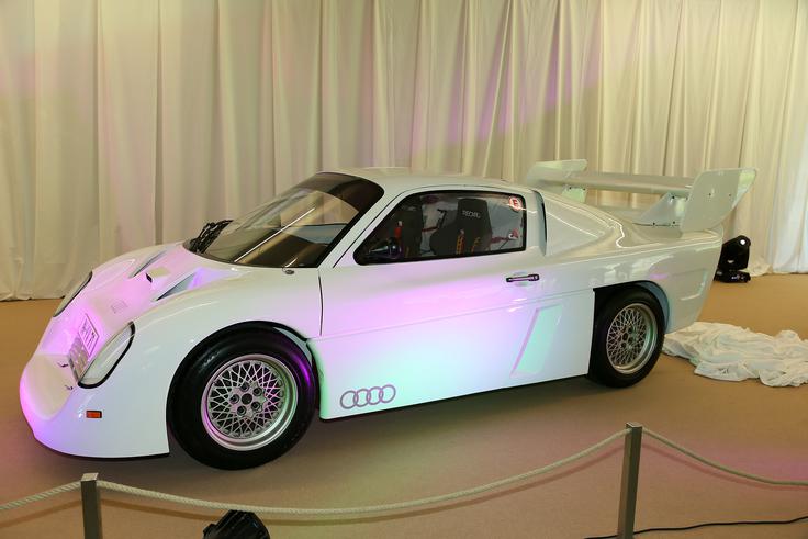 Genialnost Audijevih inženirjev, ki jih je vodil Ronald Gumpert. Prototip dirkalnika skupine S zaznamujejo aerodinamična oblika športnih prototipov, velik zadnji spojler in sredinsko postavljeni motor, ki bi imel lahko brez omejitve FIA okrog tisoč "konjev". | Foto: 