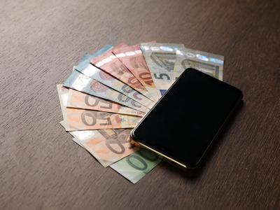 Svarilo kupcem: "Časi poceni pametnih telefonov so mimo"