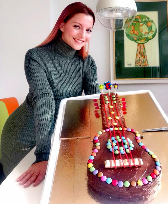 Tanja Žagar se je lotila peke in okraševanja prav posebne rojstnodnevne torte. | Foto: Instagram & Imdb