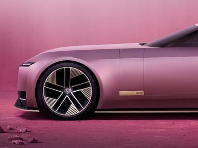 Šok pri Jaguarju: avtor razvpitega koncepta povratka znamke je izgubil službo