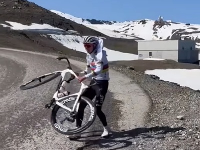 Pogačarja skoraj odpihnilo med pripravami na Tour de France #video
