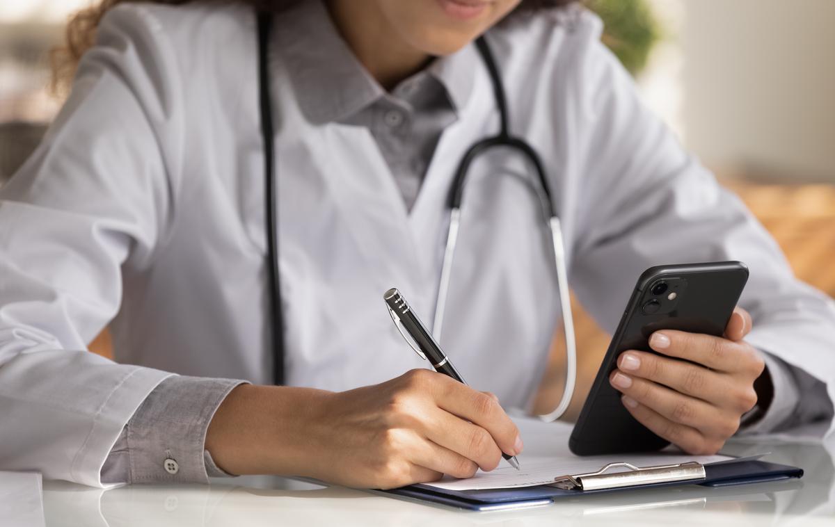 zdravnik |  Nizko zanimanje opažajo tudi za specializacije intenzivne medicine, hematologije, internistične onkologije, revmatologije in infektologije, so sporočili iz zdravniške zbornice. | Foto Shutterstock