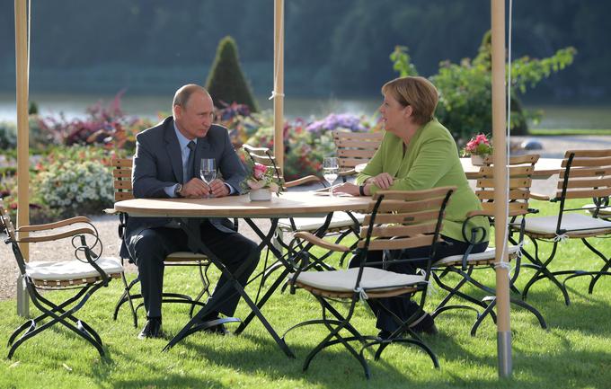 O incidentu se je ruski predsednik Vladimir Putin pogovarjal z nemško kanclerko Angelo Merkel in izrazil upanje, da bo Berlin lahko vplival na Kijev. | Foto: Reuters
