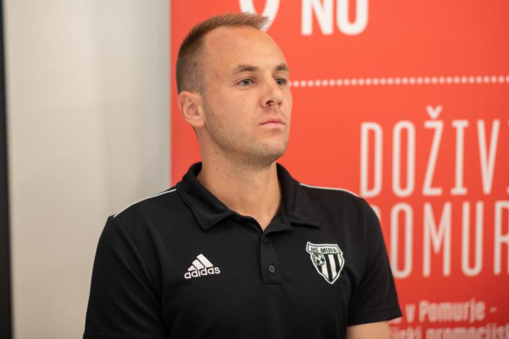 Matic Maruško vstopa v tekmo s pozitivno energijo navijačev. | Foto: Sportida