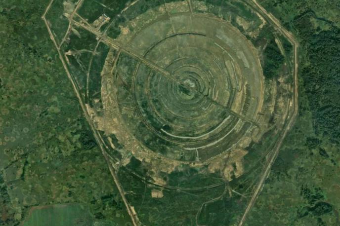 sistem anten v Kaliningradu | Analiza satelitskih posnetkov kaže, da bi lahko mreža anten, ki je približno sto kilometrov od baltske obale, dosegla premer do 1.600 metrov. | Foto GoogleEarthFinds
