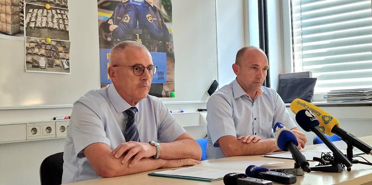 Nedjan Jerman s Finančnega urada Koper in Dejan Grandič s Policijske uprave Koper v izjavi za medije o odkritju, preiskavi in zasegu večje količine droge v Sežani. | Foto: PU Koper