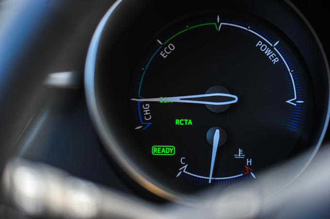 Z alternativnimi pogoni se v avtomobilih spreminja tudi videz merilnikov. | Foto: Gašper Pirman
