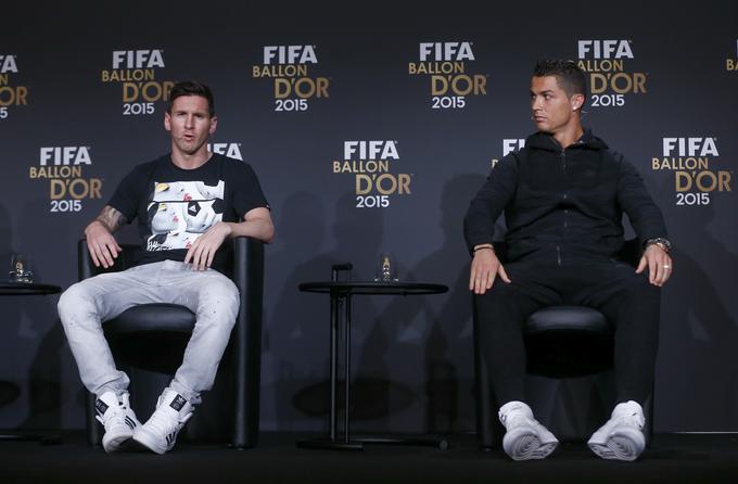 Med letoma 2010 in 2015 sta si Fifino zlato žogo podajala Lionel Messi in Cristiano Ronaldo. | Foto: Reuters