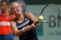 Radwanska po treh tesnih nizih v polfinale