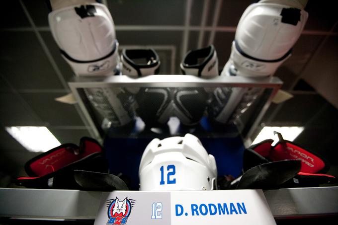 V garderobi slovenskih hokejistov tokrat ni bilo omarice na fotografiji. Morda bo David Rodman član reprezentance, ki se bo prihodnje leto v Franciji in Nemčiji bojevala z elito.  | Foto: Vid Ponikvar