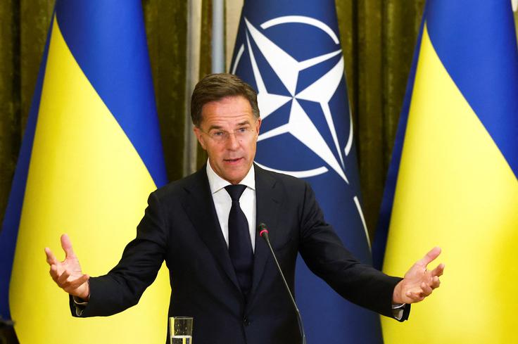 "Zanesljiva varnostna jamstva bodo bistvenega pomena in prav to zdaj poskušamo opredeliti," je Rutte dejal na skupni novinarski konferenci z ukrajinskim predsednikom Volodimirjem Zelenskim. | Foto: Reuters