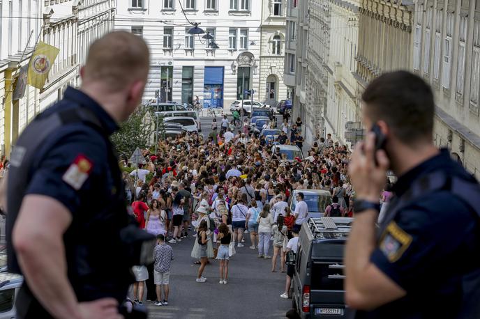 Oboževalci Taylor Swift na Dunaju | Državno tožilstvo v Wiener Neustadtu 19-letnika in njegovega dve leti mlajšega najboljšega prijatelja preiskuje zaradi terorističnega združevanja in kriminalne organizacije. | Foto Guliverimage