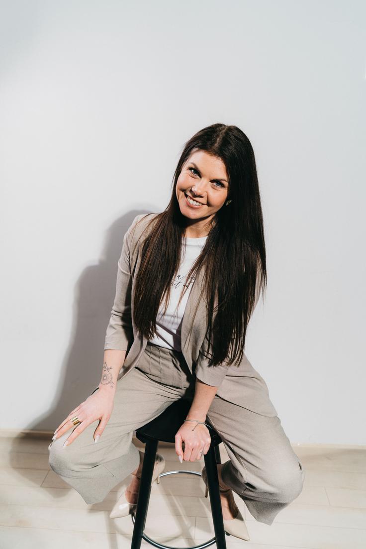 Voditeljica Eva Cimbola je bila v Spotkastu oblečena v oblačila RED by MANA. | Foto: Jan Lukanović