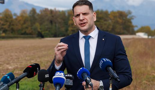 Stevanović odgovarja na očitke o zlorabi funkcije: Ne vem, pred čim naj se branim #video