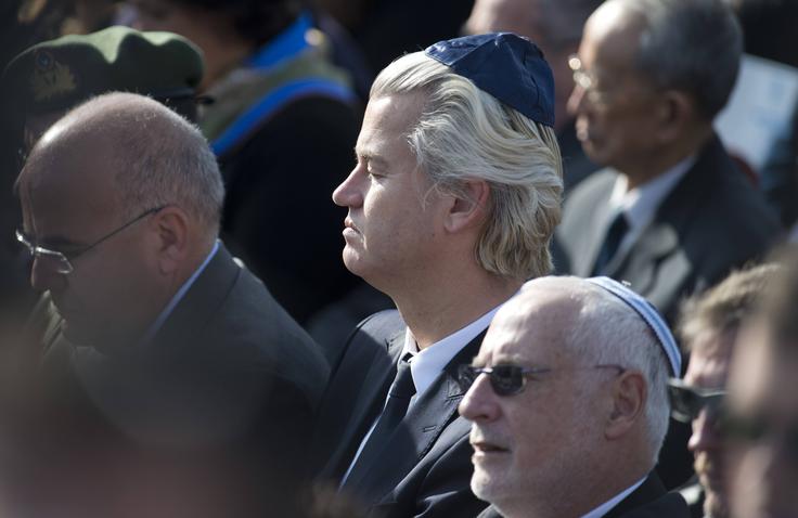 Wilders je tudi proizraelsko usmerjen. Po srednji šoli je želel odpotovati v Avstralijo, a je imel premalo denarja za pot tja, zato je odšel v zemljepisno precej bližji Izrael. Tam je bil eno leto prostovoljec v neki izraelski naselbini na zasedenem Zahodnem bregu. Po enem letu dela v Izraelu oziroma Zahodnem bregu je odšel v sosednje arabske države, kjer ga je presenetilo pomanjkanje demokracije. V času bivanja med Izraelci se je navdušil nad judovsko državo in njenim bojem proti terorizmu. Na fotografiji iz leta 2014 ga vidimo na pogrebu nekdanjega izraelskega premierja Ariela Šarona. | Foto: Guliverimage
