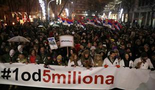 15.000 protestnikov na beograjskih ulicah že petič proti Vučiću