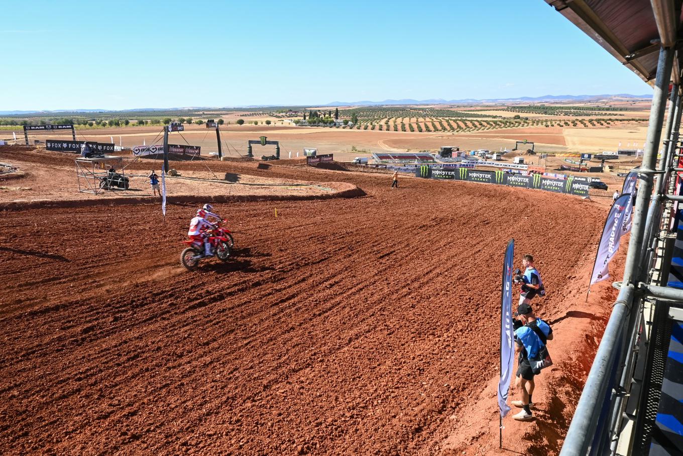 Tim Gajser e Ruben Fernandez na primeira curva em Cozar. Na sexta-feira início do treino. | Foto de : Matej Podgoršek