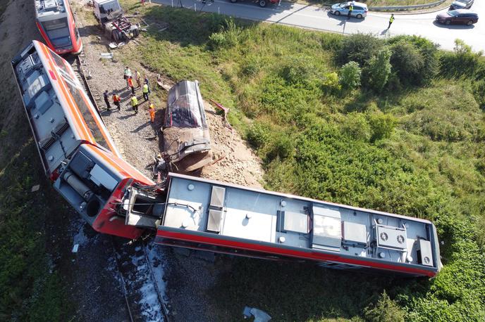 iztiril vlak | Železniški promet je bil zaradi nesreče prekinjen več ur. | Foto Reuters