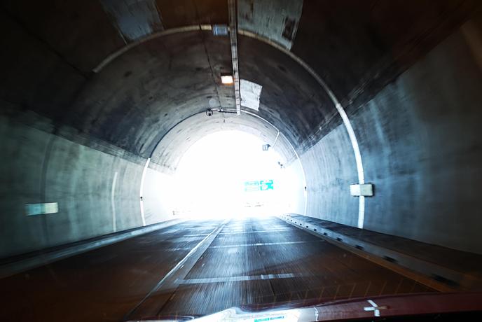 Slovenski tunelski hitrostni dirkači in 100 prekrškov