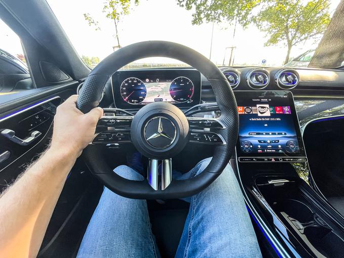 Nov debelejši volan z novimi tipkami, za njim so veliki 12,3-palčni digitalni merilniki in bo vozniku še 11,9 palca velik zaslon na dotik. | Foto: Gašper Pirman