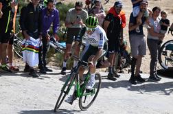 Po trčenju z vozilom se bori za življenje