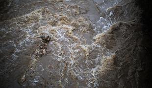 Reke zaradi hudih nalivov prestopajo bregove (foto in video)