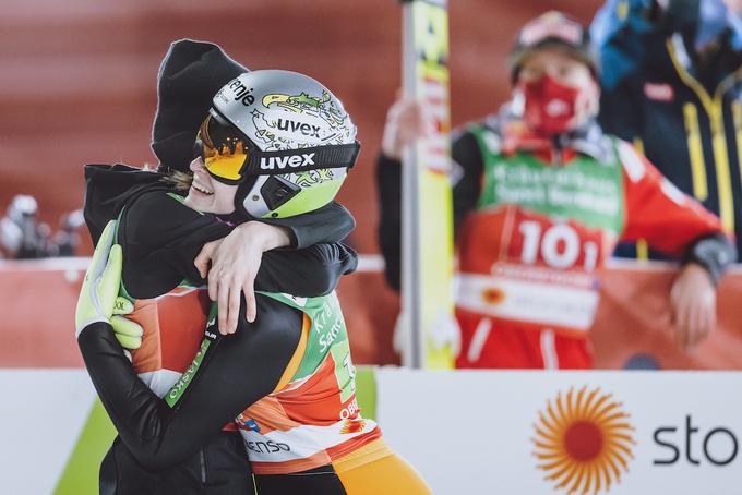 Nika Križnar je v zadnjem skoku Slovenijo popeljala na drugo mesto. | Foto: Sportida