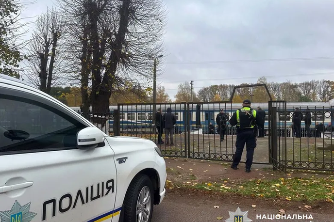 eksplozija železniška Ukrajina | Po dosedanjih informacijah so v eksploziji umrli napadalec, 29-, 58- in 82-letna ženska ter mejni policist. Dvanajst drugih ljudi je bilo v napadu ranjenih. | Foto Ukrajinska policija