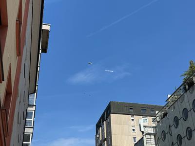 Ljubezen (spet) v zraku: nad Ljubljano kroži letalo s snubitvijo