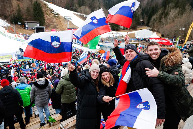 V Kranjski Gori se je zbralo okoli štiri tisoč navijačev, tribune niso bile povsem polne. | Foto: Aleš Fevžer