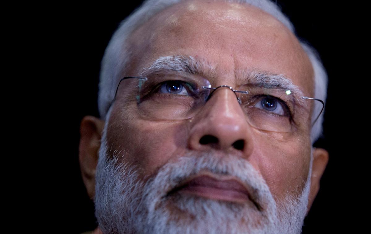 Narendra Modi, tempelj, Indija | Glede na izide vzporednih volitev, ki niso zanesljivi, je Modijeva stranka Bharatiya Janata (BJP) v 543-članskem parlamentu osvojila najmanj 355 sedežev. | Foto Reuters
