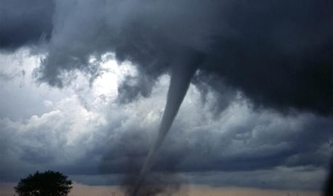 Severno od Vidma divjal tornado, trombe pustošile v beneški provinci #video