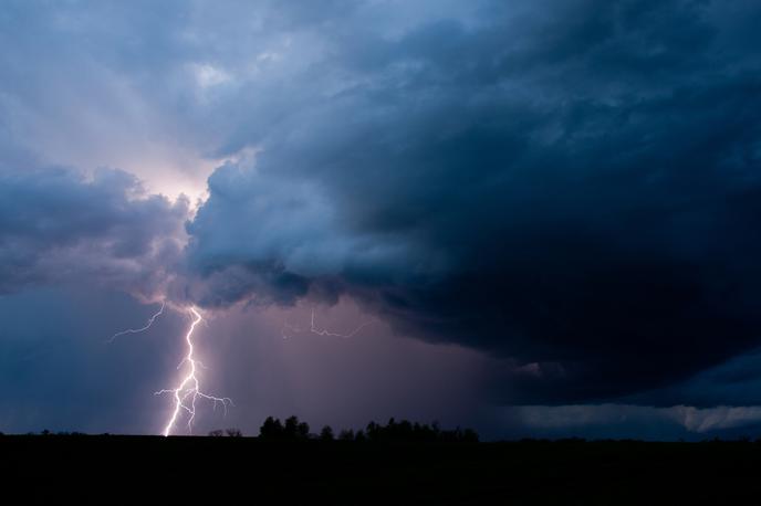 Nevihta, neurje, dež, strela | Zaradi udara strele je umrl 30-letni moški.  | Foto Shutterstock