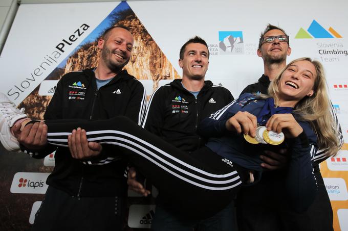 Trenerska trojka Urh Čehovin, Hren in Fonda z Janjo Garnbret, junakinjo svetovnega prvenstva v Innsbrucku, kjer je osvojila dva naslova svetovne prvakinje in naslov podprvakinje. | Foto: STA ,