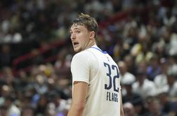 Naslednik Luke Dončića debitiral za Dallas proti Lakersom, a ni navdušil #video