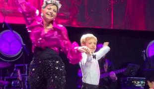 Tanja Žagar na oder pripeljala sina Karla #video