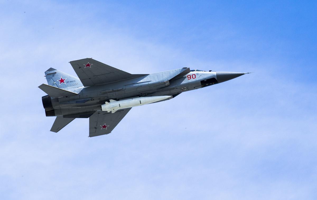 Mig-31 s kinžalom | Ukrajinci naj bi poceni in učinkovito uničevali ruske strah vzbujajoče hiperzvočne rakete kinžal. Na fotografiji: mig-31, ki ima pripeto raketo kinžal. | Foto Guliverimage