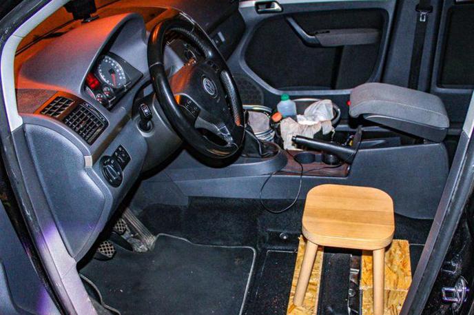 Lesen stolček v avtu | 33-letni voznik je sedel na lesenem stolčku brez varnostnega pasu. | Foto Policija