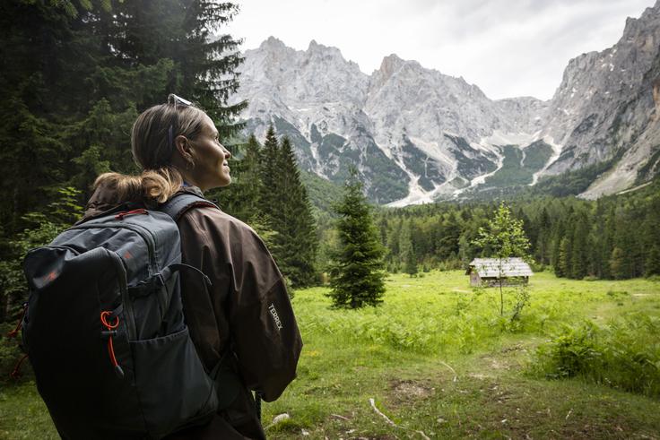 Pot skozi Krnico pohodnike že na začetku nagradi z lepimi pogledi na okoliške vrhove. | Foto: Bojan Puhek