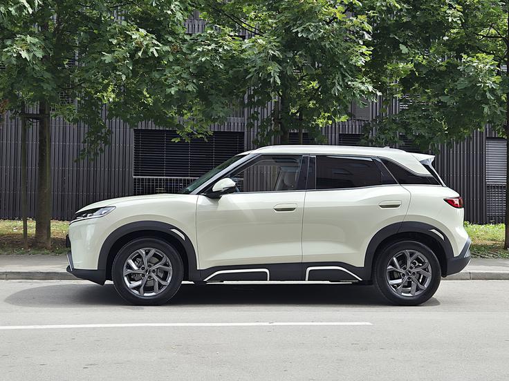 431 centimetrov dolgi SUV je postavljen na gume hankook ion 215/60 R17. S podvozjem, ki je 17 centimetrov dvignjeno nad podlago, se dobro počuti v urbanih okoljih.
 | Foto: Aleš Črnivec