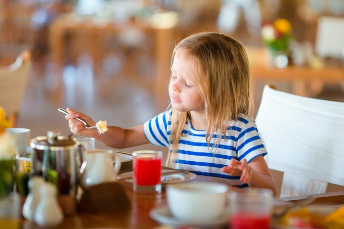 Obiskovanje različnih restavracij širi obzorja tako o hrani kot o bontonu tudi otrokom, ne le odraslim. | Foto: Thinkstock