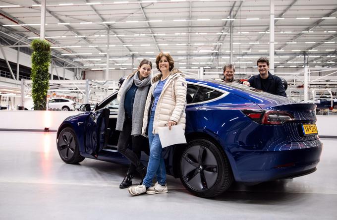 Na večino električnih avtomobilov je treba danes dolgo čakati. To je za evropske kupce veljalo tudi za novo teslo model 3. Prvi tak avtomobil bo predvidoma v teh dneh pripeljal tudi v Slovenijo. | Foto: Tesla
