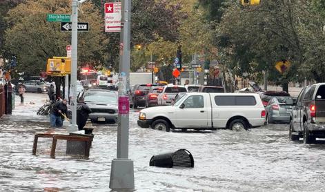 New York pod vodo, življenje izgubili dve osebi #video
