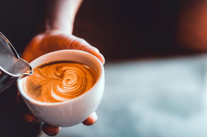 Kava, barista, latte | Foto Shutterstock