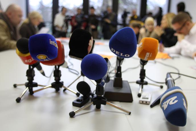 Mikrofon, mikrofoni, novinar, novinarji, mediji | Foto Tina Deu
