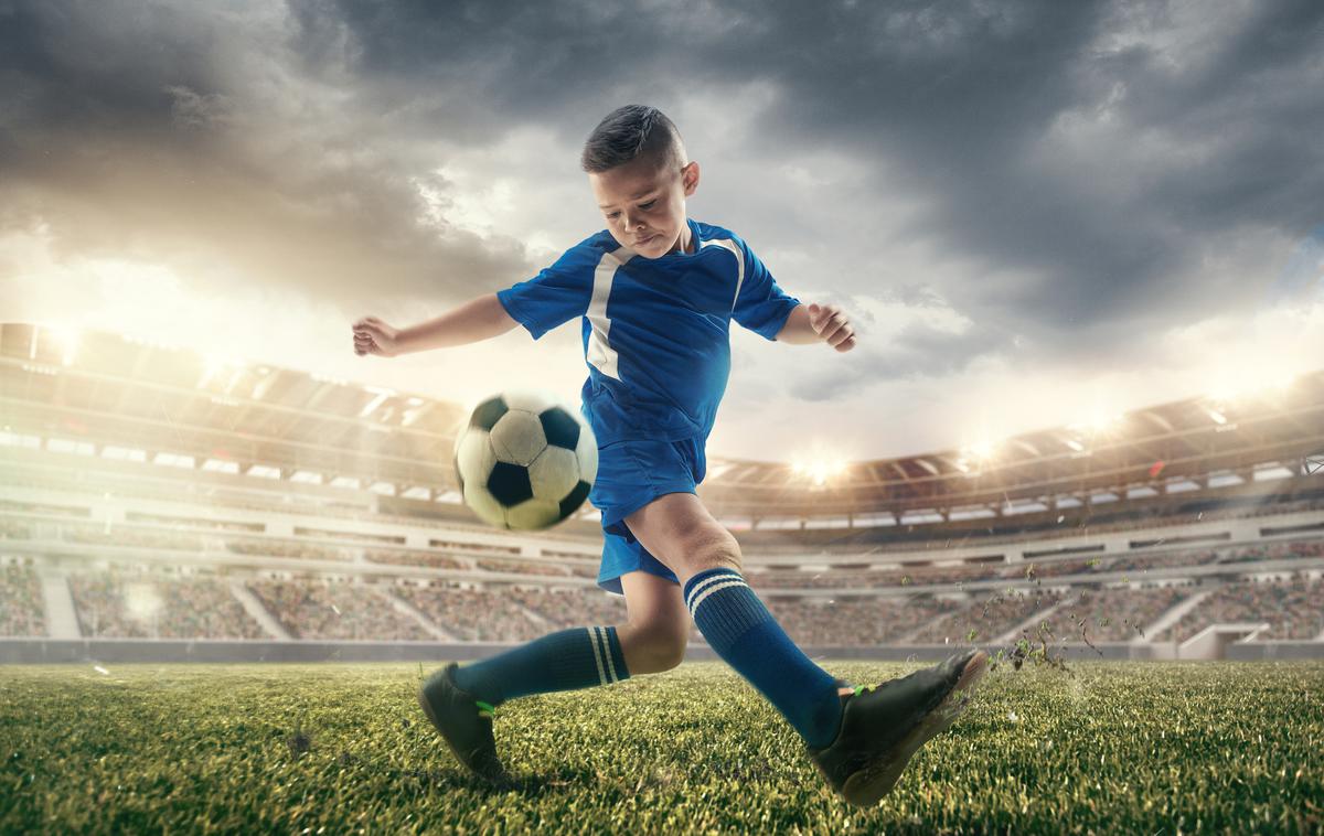 Otrok, nogomet | Ko se otrok resno loteva nekega športa, naj nikoli nima cilja biti vrhunski športnik, ki se bo s tem lahko preživljal.  V osredju naj bodo vse pozitivne stvari, ki mu jih šport lahko da. | Foto Getty Images